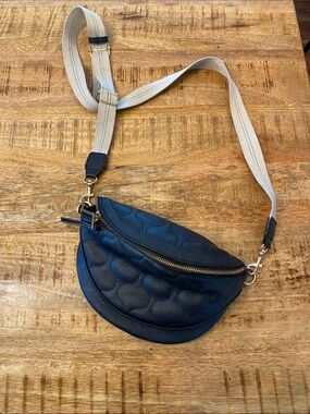 Universal Thread Black Quilted Crossbody Belt Bag with Cream Strap